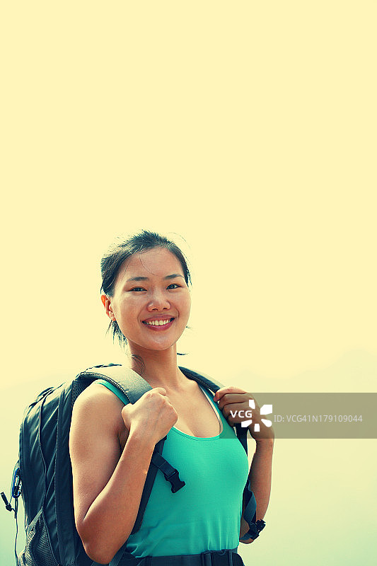 华山的女徒步旅行者图片素材