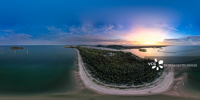 泰国南部宋卡省日落时的海滩和大海全景图片素材
