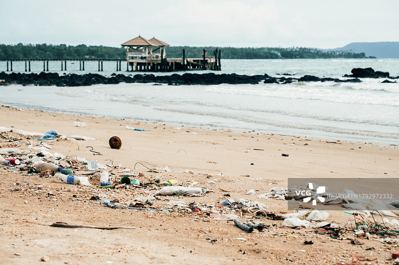 海滩污染。海滩上的塑料瓶和其他垃圾图片素材