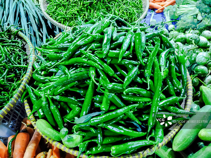 图为，夜间在桔子郎的Babakan市场上出售的青椒等各种绿色蔬菜图片素材