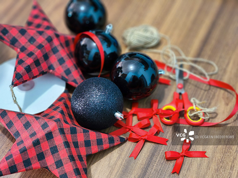 为圣诞节制作:节日桌上的装饰品和材料图片素材
