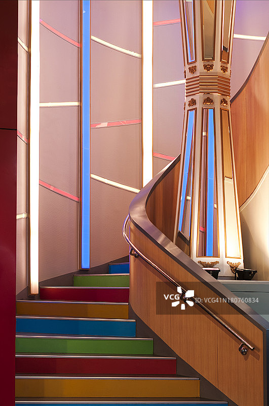 色彩斑斓的楼梯图片素材