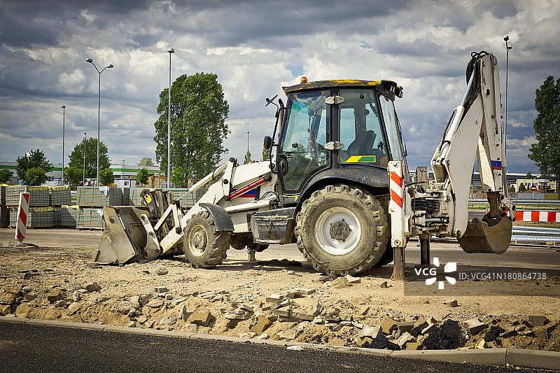 挖掘机正在修建一条新的道路图片素材