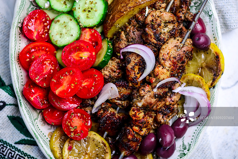 希腊鸡肉串配蔬菜沙拉。图片素材