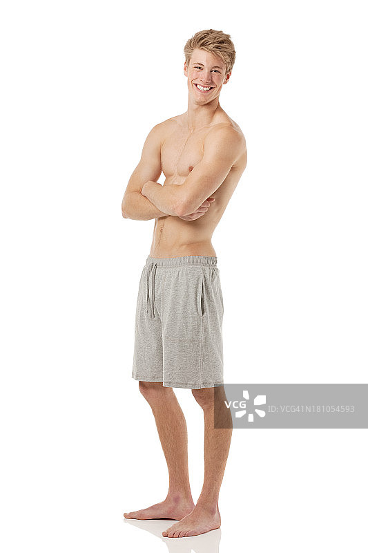 赤裸上身的男人双臂交叉摆姿势图片素材