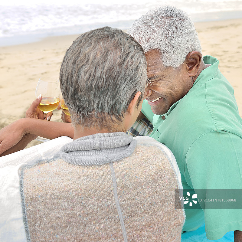 老年夫妇在海滩上分享浪漫时刻图片素材