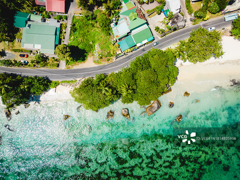 俯瞰美丽的海岸，有公路、热带树木和碧蓝的海水。塞舌尔马埃岛的博瓦隆海滩。印度洋热带海滩，旅游明信片图片素材