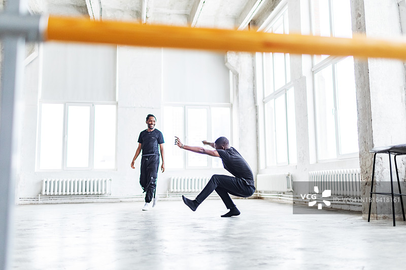 两个黑人在健身室舞蹈课上一起跳舞图片素材