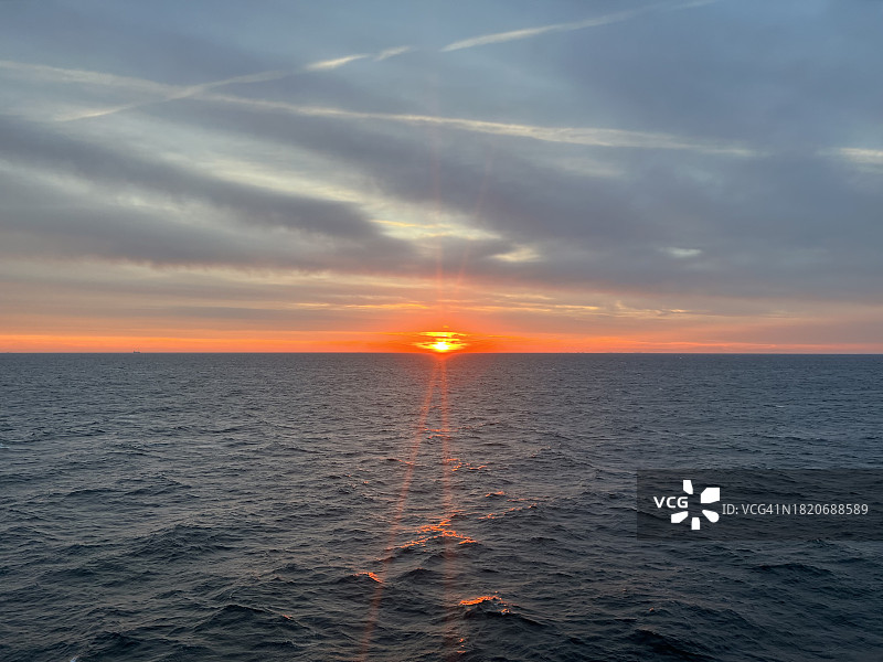日落时大海对天空的美景，丹麦图片素材
