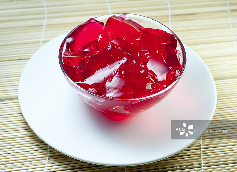 玻璃碗里的红色果冻图片素材