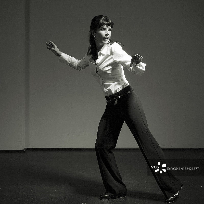 女人跳踢踏舞图片素材