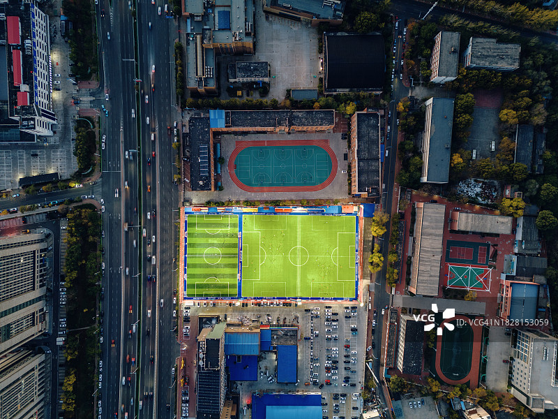 城市中被照明的足球场的航拍照片图片素材