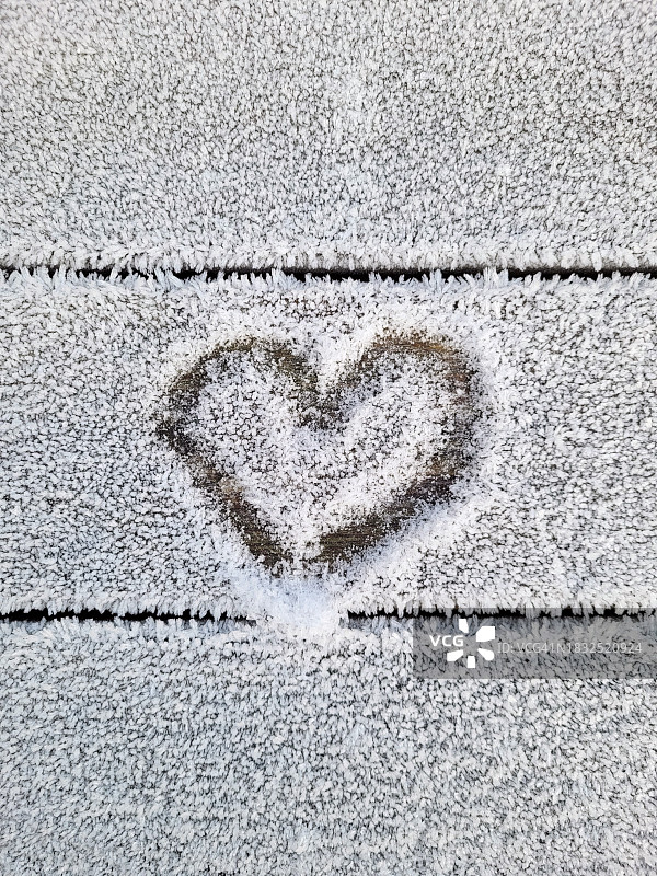 心形画在雪霜图片素材