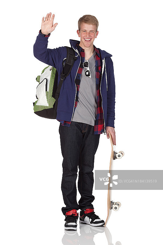 一个大学生站在滑板上图片素材