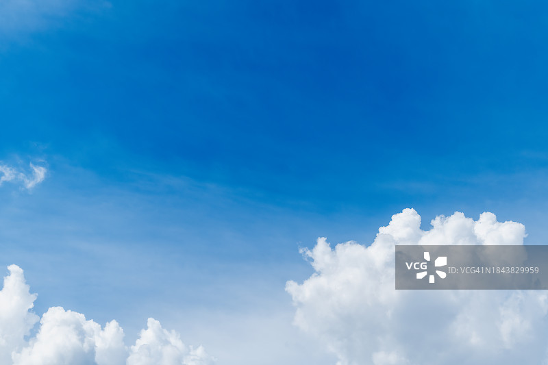 低角度的美丽蓬松的云与蓝色的天空，你好Res图片素材