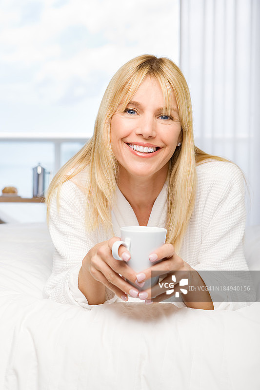 早上喝咖啡的女人图片素材