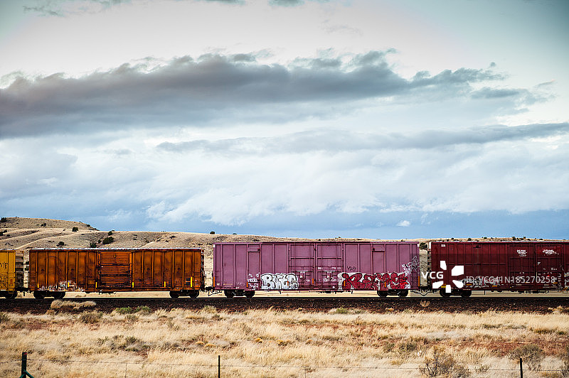 沙漠中的货运列车图片素材