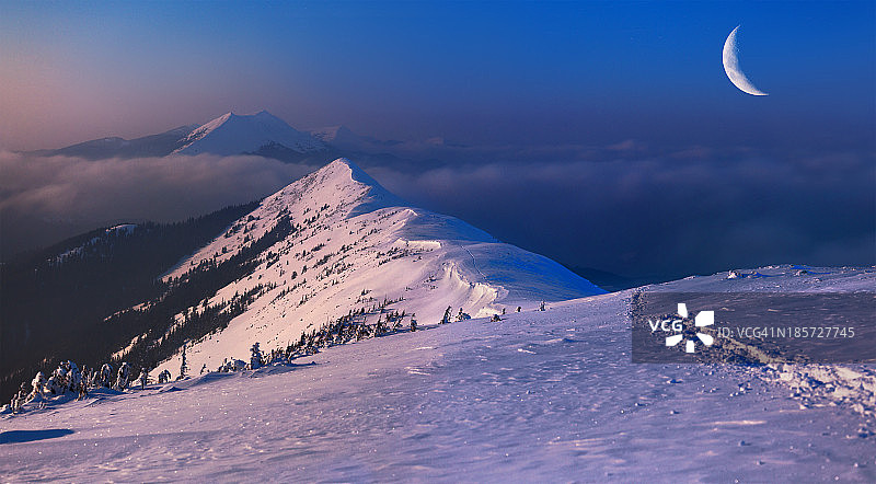 美丽的冬季风景在山上。图片素材