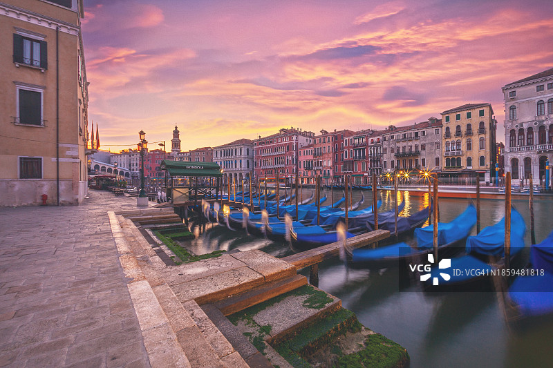黎明时分的威尼斯大运河，有贡多拉码头和里亚托桥，意大利图片素材