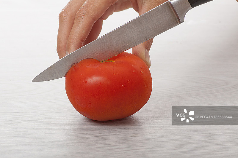 女性用刀，切西红柿图片素材