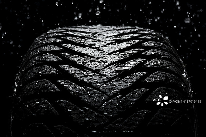 下雨时新轮胎湿了图片素材