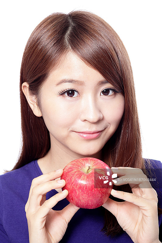 女人开心的吃着红苹果图片素材