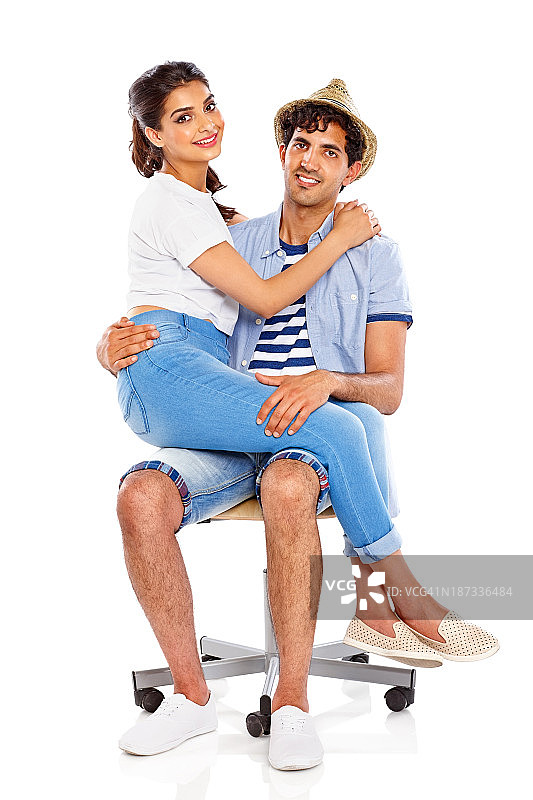 坐在椅子上的恩爱印度夫妇图片素材