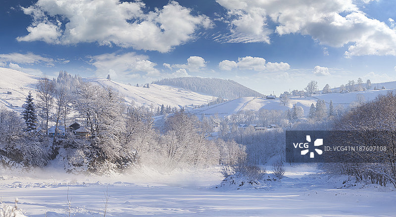 美丽的冬季风景在山村。图片素材