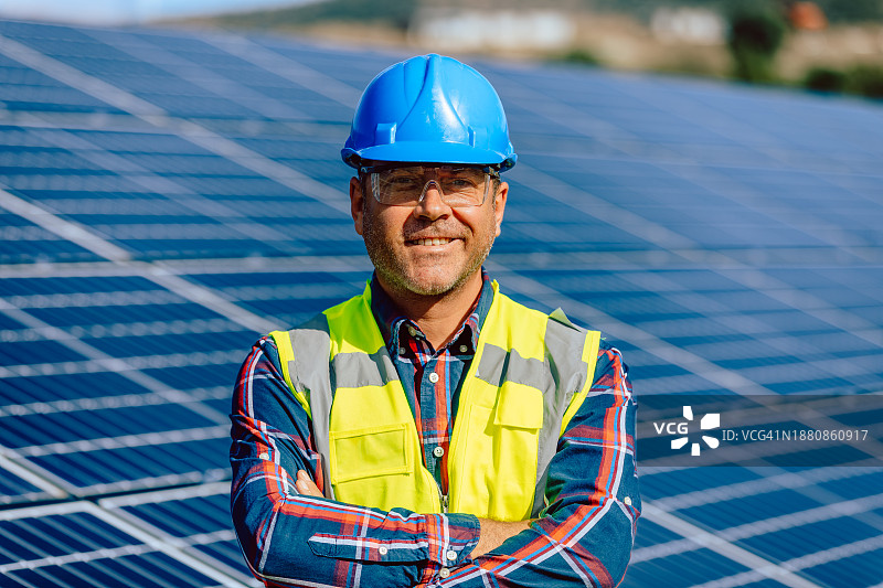 负责可再生能源建筑太阳能电池板安装的资深电气工程师图片素材