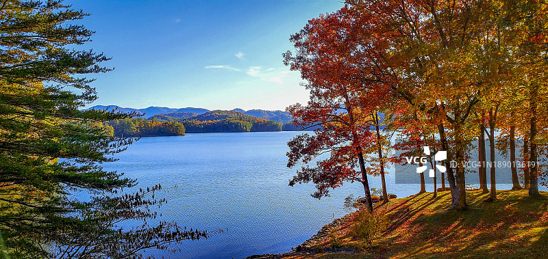 美国北卡罗莱纳州的Santeetlah湖，秋天的天空映衬下的湖景图片素材