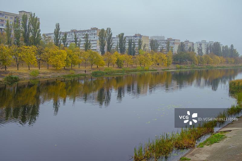 基辅住宅区的秋天公园图片素材