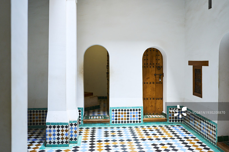 马拉喀什内门的正面，里面是没有人的彩色陶瓷墙。图片素材