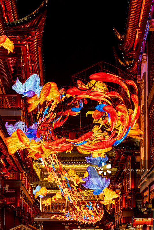 上海豫园在春节庆祝活动中灯火通明图片素材