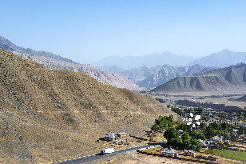 托克托古尔市，穿越沙漠景观的道路，吉尔吉斯斯坦，亚洲图片素材