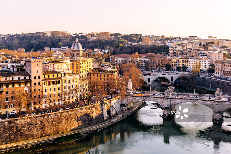 在一个阳光明媚的日子里，俯瞰意大利罗马的城市景观和台伯河图片素材