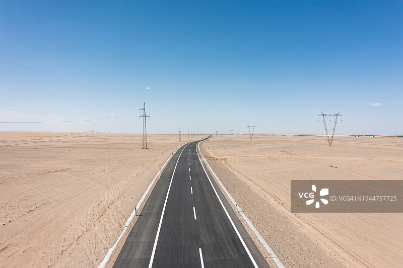 沙漠道路和电力传输网络图片素材