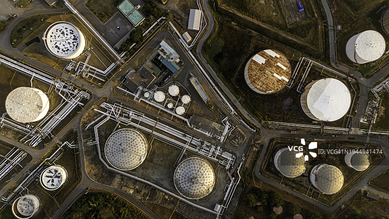 从空中俯瞰的油轮仓库，储存从炼油厂运输的石油。图片素材