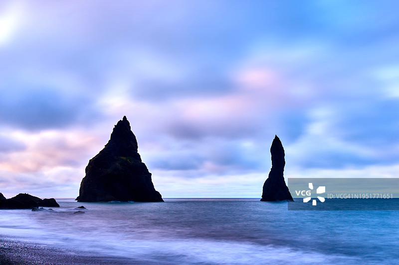 巨大的岩石和海景，Reynisfjara海滩(黑沙滩)，冰岛图片素材