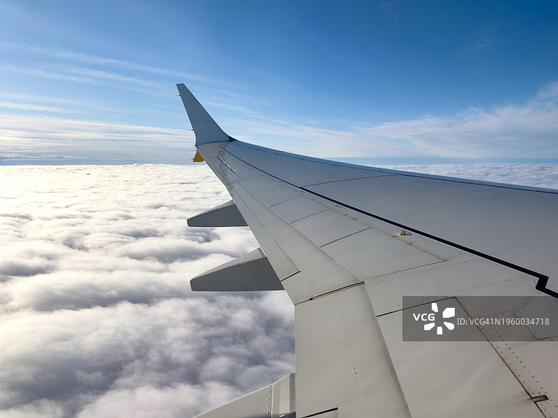 飞机机翼在云层上飞行的图像图片素材