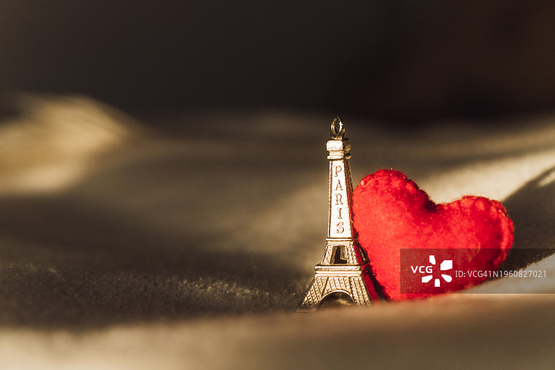 埃菲尔铁塔和红心在柔软的织物背景。图片素材