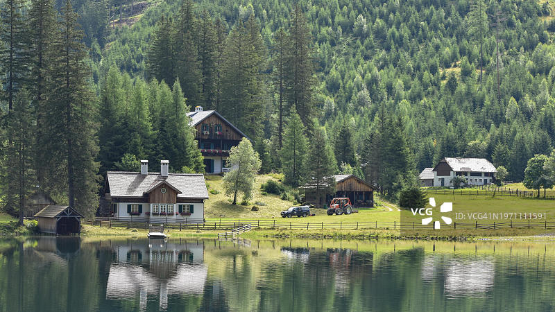 施瓦岑湖上的施瓦岑山庄是高贵的科洛雷多-曼斯菲尔德家族的避暑别墅，位于欧洲奥地利施蒂里亚州克莱因索克塔尔的尼德雷陶恩的奥伯塔尔图片素材