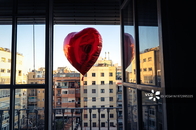 红色的心形气球。情人节的惊喜图片素材