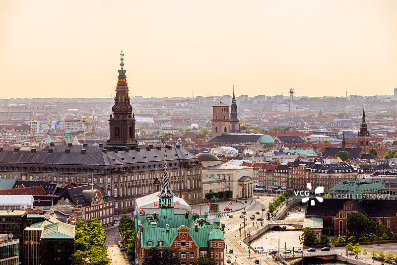 鸟瞰夏日日落时的哥本哈根城市风光，丹麦图片素材