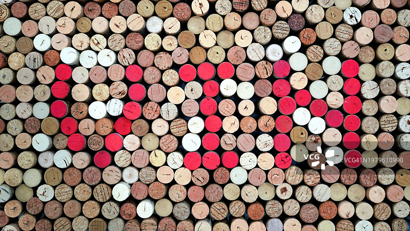 在法国巴黎，用涂成红色的软木塞书写的法语单词“Vin”(葡萄酒)。自然光和色彩。没有标识或商标。图片素材