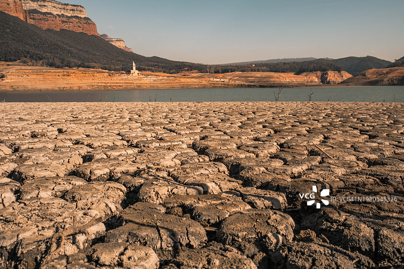 极端干旱在西班牙与索水库和贫瘠的土壤景观。图片素材