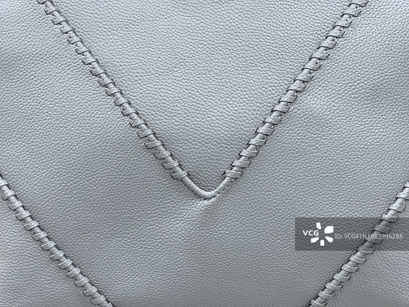 灰色手提包的v形图案部分图片素材