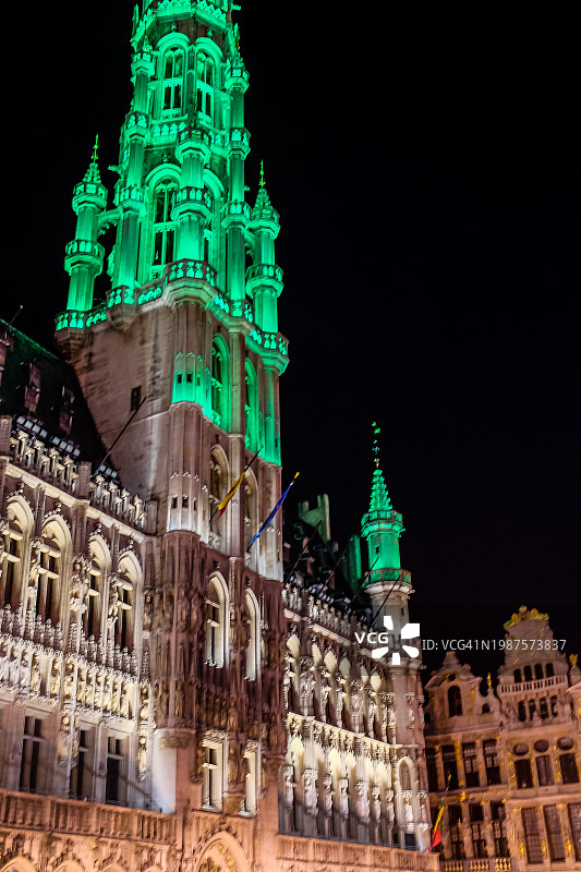 大广场的布鲁塞尔市政厅在夜晚灯火通明图片素材