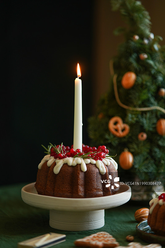 圣诞朗姆酒蛋糕，糖粉和红醋栗浆果图片素材