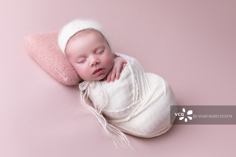 新生女婴熟睡图片素材