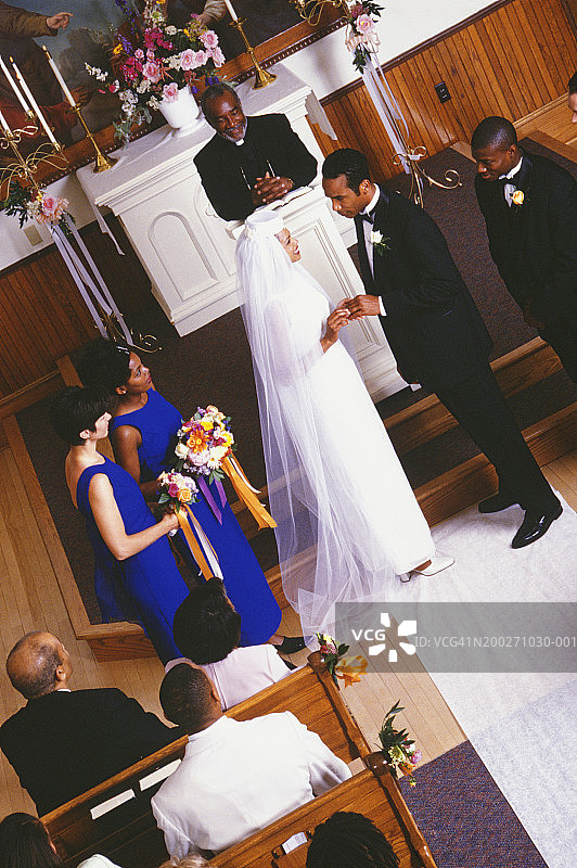 新娘和新郎在教堂举行的婚礼上交换结婚誓言图片素材